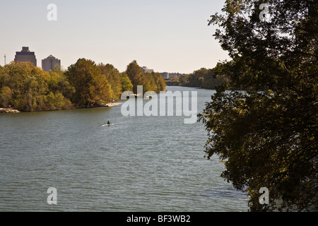 Der Colorado River schlängelt sich eine landschaftlich reizvolle Strecke durch Austin, Texas, USA Stockfoto