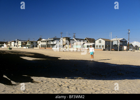 Ölpest am Strand in der Nähe von Häusern in Newport Beach an der Küste in Orange County, CA Stockfoto