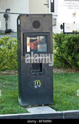 Fahren Sie durch elektronische Bestellsystem in einem Fastfood-Restaurant.  (McDonald's) Stockfoto