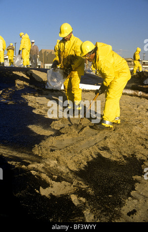 Ölpest am Strand in Orange County, CA, aufräumen Stockfoto