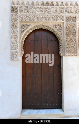 hölzerne Tür, Wand von The Courtyard of The Myrten, Comares Palast, die Nasridenpaläste, der Alhambra, Granada, Andalusien, Spanien Stockfoto