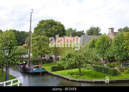 Traditionelles Fischerboot im Kanal Zuiderzeemuseum Enkhuizen Niederlande Stockfoto