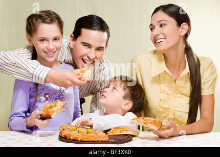 Familie, eine pizza Stockfoto