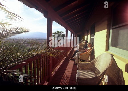 Die historische (1927), ist AAA Four Diamond, Furnace Creek Inn eine Oase in der Wüste in Death Valley Nationalpark, Kalifornien, USA. Stockfoto