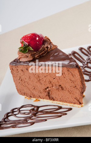 Schoko-Mousse Torte mit Erdbeer-topping Stockfoto