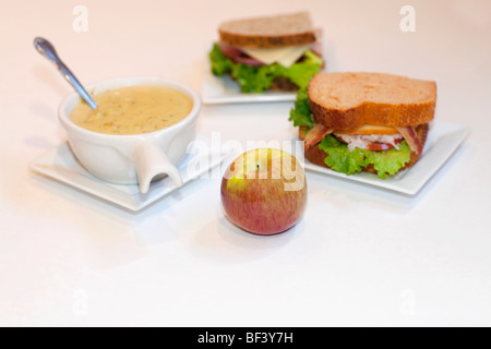 Erhöhte Ansicht des Sandwiches mit Obst und Suppe Stockfoto