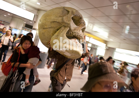 Ein Mann verlässt eine Zuglinie, Samstag, 26. September 2009 einen riesige Faser Glas Schädel in Shibuya in Tokio, Japan, weiterzumachen. Stockfoto