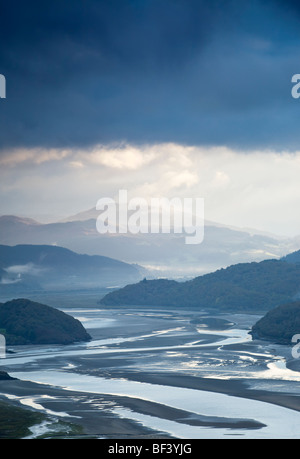 Götterdämmerung über die Mawddach Mündung in der Nähe von Snowdonia National Park Wales, Stockfoto