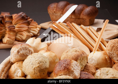Nahaufnahme eines Korbs von verschiedene Brötchen und Gebäck Stockfoto