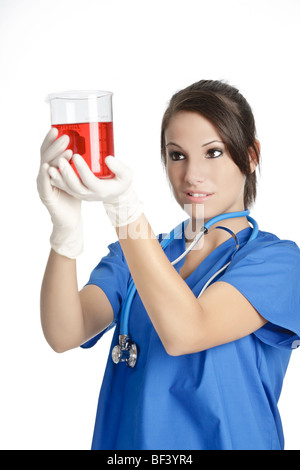 Schöne Frau kaukasischen arbeitet als ein Labor Techniker Studing einen Becher mit roter Flüssigkeit Stockfoto