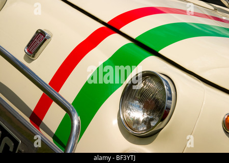 Scheinwerfer und Abzeichen des Fiat 500 mit italienischen Streifen Stockfoto