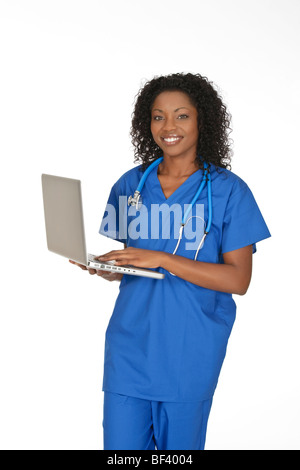 Schöne afrikanische amerikanische Arzt oder eine Krankenschwester hält einen Laptop-computer Stockfoto