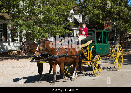 Pferde und Wagen auf Duke of Gloucester Street (die Hauptstraße), Colonial Williamsburg, Virginia, USA Stockfoto