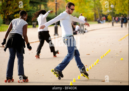 Inlineskater Freestyle-Slalom im Hyde Park zu tun. London-2009. Stockfoto