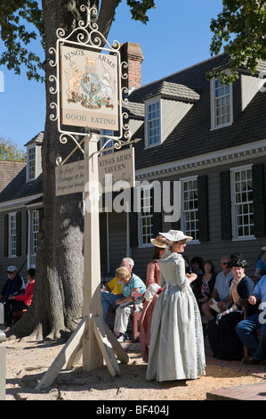 Kostümierte Führungen vor des Königs Arme Taverne am Duke of Gloucester Street, Colonial Williamsburg, Virginia, USA Stockfoto