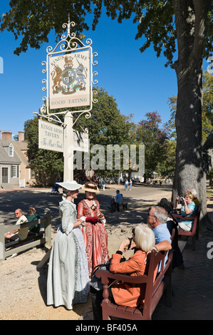 Kostümierte Führungen vor des Königs Arme Taverne am Duke of Gloucester Street, Colonial Williamsburg, Virginia, USA Stockfoto