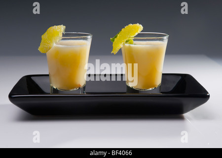 Nahaufnahme von zwei Glas süßen Zitronensaft in ein Tablett Stockfoto