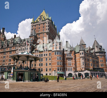 An Bord gehen hinter dem Fairmont Le Chateau Frontenac entlang des St. Lawrence River in Quebec City, Kanada. Stockfoto