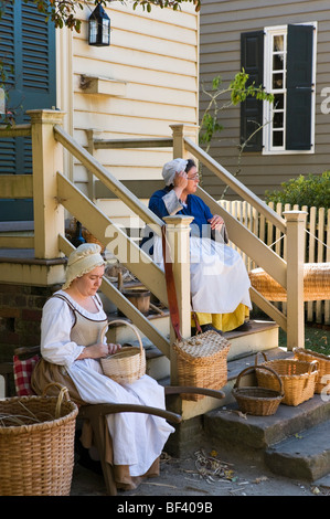 Kostümierte Führungen vor einem Haus am Duke of Gloucester Street (die Hauptstraße), Colonial Williamsburg, Virginia, USA Stockfoto