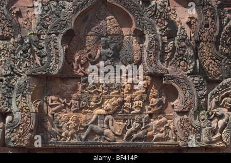 Detail von Banteay Srei, der Zitadelle der Frauen oder Schönheit, berühmt für seine komplizierten roten Sandstein Schnitzereien von mythischen Kreaturen wie Kala. Stockfoto