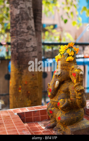 Ganesha Statue auf einem Altar im Dorf Puttaparthi, Südindien Stockfoto