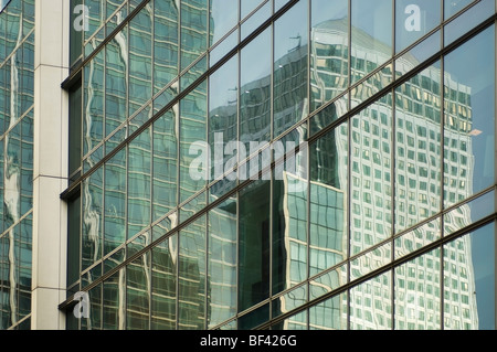 Turm reflektiert im Glasbau, Canary Wharf, London docklands Stockfoto