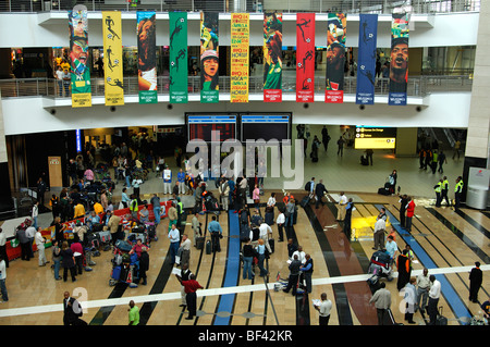 Reisende in der Ankunftshalle des Flughafens von O.R. Tambo International Airport (ORTIA), Johannesburg, Südafrika Stockfoto