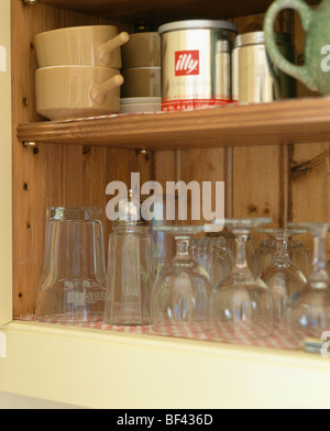 Nahaufnahme von Weingläsern und alte Glas Zucker Sieb im Küchenschrank Stockfoto