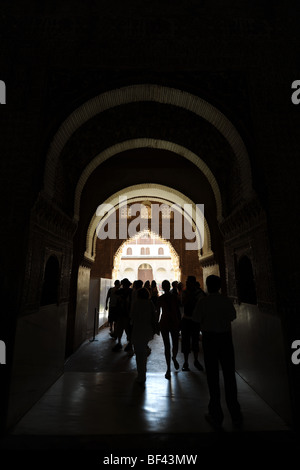 Besucher in der Halle der Botschafter, Palast von Comares (Int), Palacios Nazaries, der Alhambra, Granada, Andalusien, Spanien Stockfoto