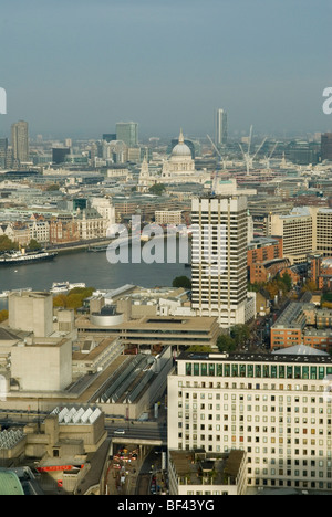 Skyline von London nach Nord-Ost in Richtung St. Pauls Kathedrale. Waterloo und South Bank Kunstkomplex im Vordergrund. UK HOMER SYKES Stockfoto