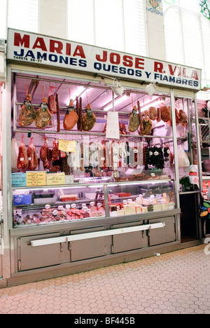 Stall zu verkaufen Luft getrocknet Serrano Ham, Käse und Aufschnitt in der zentralen Markthalle Mercado Central von Valencia, Spanien Stockfoto