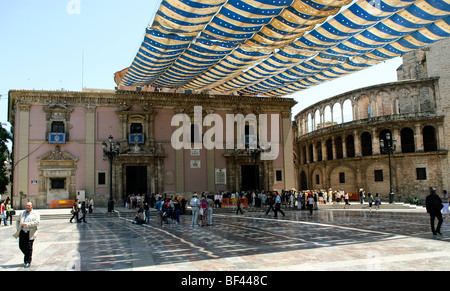 Außenansicht der Real Basilica De Nuestra Senora De Los Desamparados in der Plaza De La Virgen in Valencia, Spanien Stockfoto