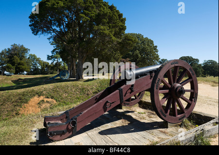 Kanone auf britische innere Verteidigungslinien durch Visitor Center, Yorktown Battlefield, Colonial National Historical Park, Virginia, USA Stockfoto