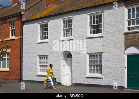 Frau zu Fuß überschritten traditionelle Reihenhaus wohnen Bridport Dorset-England Stockfoto