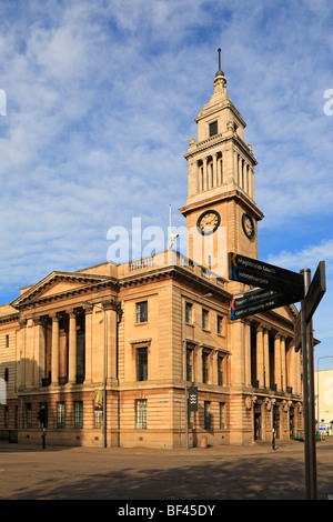 Tourismus-Wegweiser und The Guildhall, Kingston upon Hull, East Yorkshire, England, UK. Stockfoto