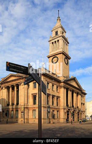 Tourismus-Wegweiser und The Guildhall, Kingston upon Hull, East Yorkshire, England, UK. Stockfoto