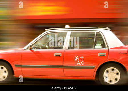 Das Schwenken eines Taxis in den Straßen von Hongkong. Stockfoto