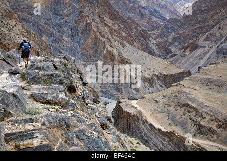 Älteren Mann trekking in Zanskar. Indien Stockfoto