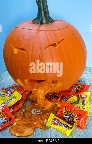 Jack-o-Laterne hurling Halloween trick or treat Bonbons Stockfoto