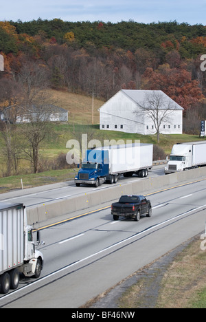 Traktor-Anhänger-LKW-Verkehr auf einer amerikanischen interstate Straße, der Pennsylvania Turnpike. Stockfoto