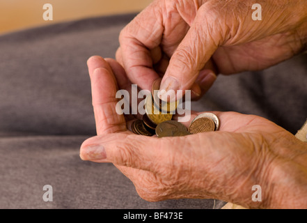ältere Frau kaukasischen counting-Münzen in ihren Händen Stockfoto