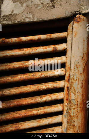 Rostigen Stahl Motor grill / air Vent auf Vorderseite des alten Massey Ferguson Traktor bei Scorton, Lancashire, Vereinigtes Königreich. Stockfoto