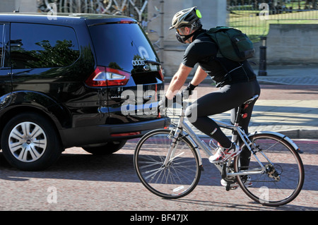 Radfahrer unter Verkehr in London Stockfoto