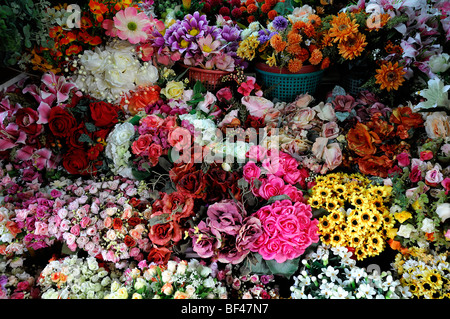 Trauben von bunten farbenfrohen gefälschte künstlichen Plastikblumen blüht auf Verkaufsmarkt unter freiem Himmel ho Chi Minh Stadt Vietnam Asien Stockfoto