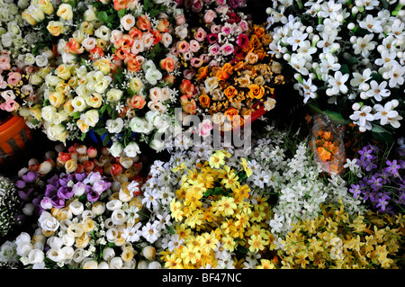 Trauben von bunten farbenfrohen gefälschte künstlichen Plastikblumen blüht auf Verkauf Ben Thanh Markt ho Chi Minh Stadt Vietnam Asien Stockfoto