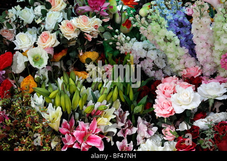 Trauben von bunten farbenfrohen gefälschte künstlichen Plastikblumen blüht auf Verkaufsmarkt unter freiem Himmel ho Chi Minh Stadt Vietnam Asien Stockfoto