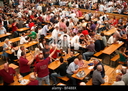 Trinker in einer Bierhalle an das Oktoberfest in München in Süddeutschland Stockfoto