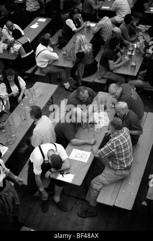 Eine Trinker in einer Bierhalle schläft während des Oktoberfestes in München in Süddeutschland Stockfoto