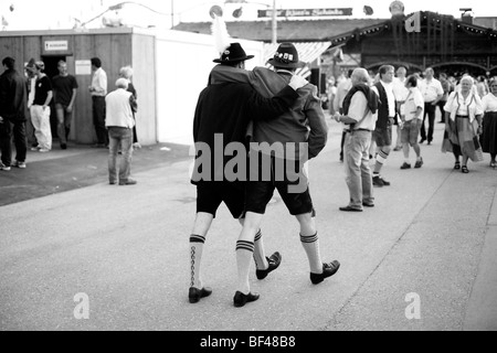 Zwei Männer in Tracht Fuß durch das Oktoberfest in München in Süddeutschland Stockfoto