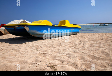 einzelne gelbe Pedalo sitzt auf einer leeren Sandstrand-Republik von Zypern Europa Stockfoto